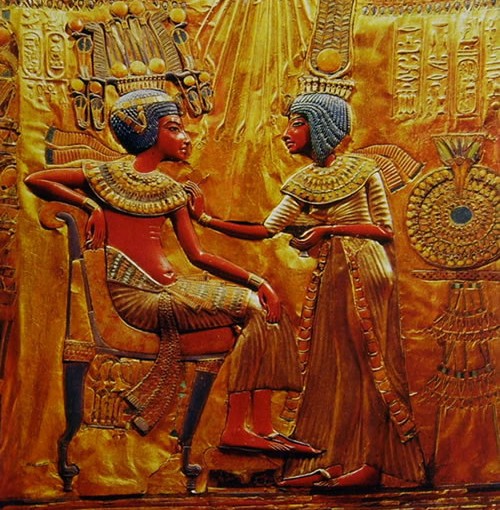 Tutankhamon con la moglie, Particolare del trono ligneo dorato e dipinto trovato nella tomba di Tutankhamon, Museo Egizio del Cairo